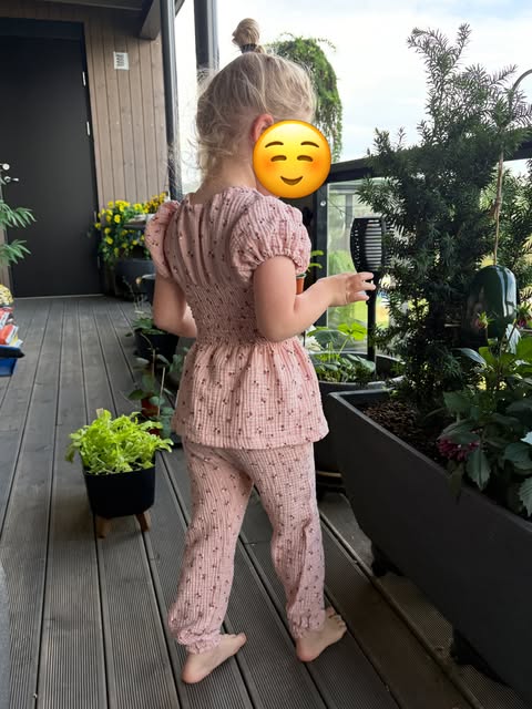 Photo by Kreativ Frøken on June 15, 2026. May be an image of child, sleepwear, jumpsuit, overskirt and text.